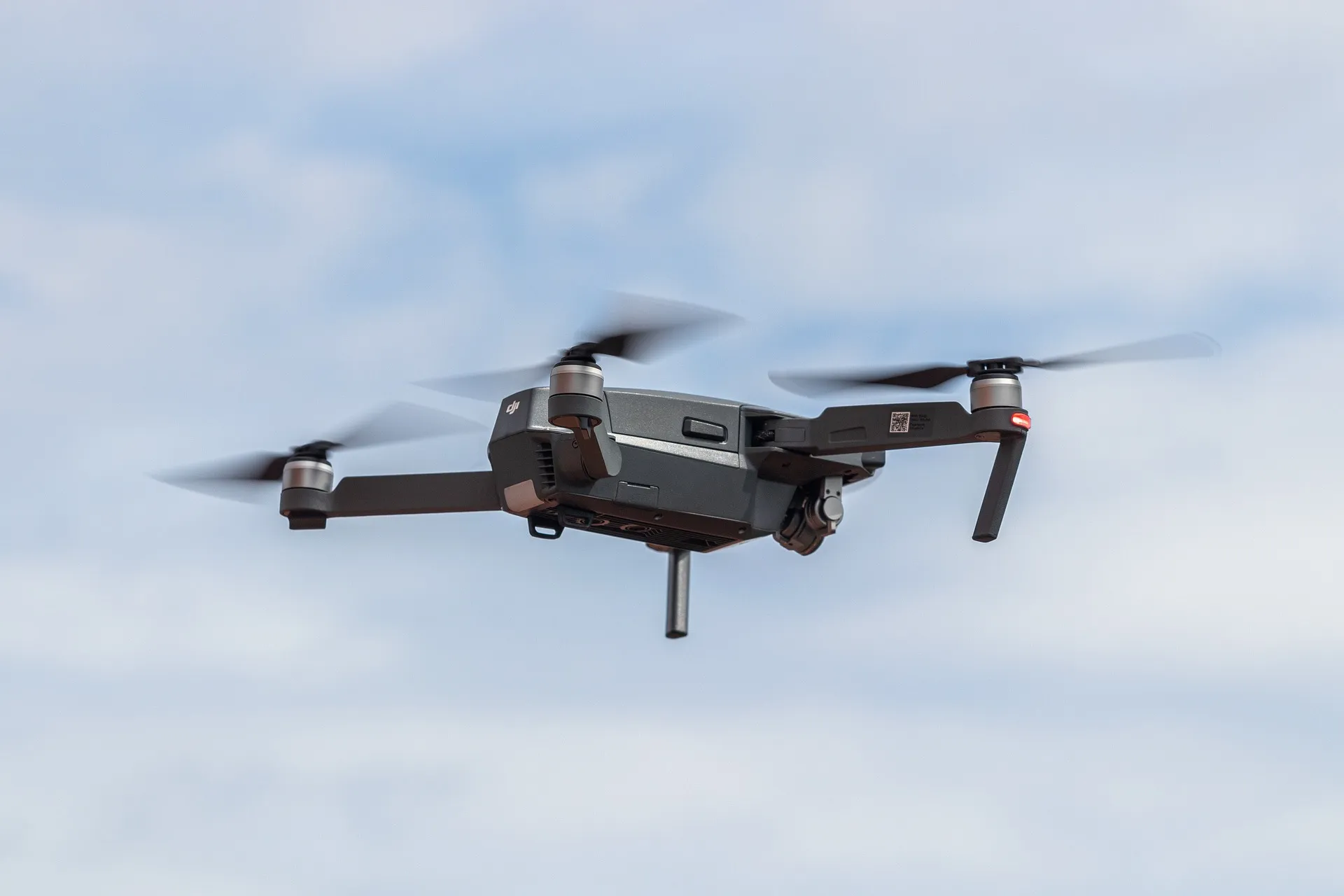 ثورة في عالم الطيران: تقنية الليزر الصيني تمنح المسيرات قدرة التحليق الابدي