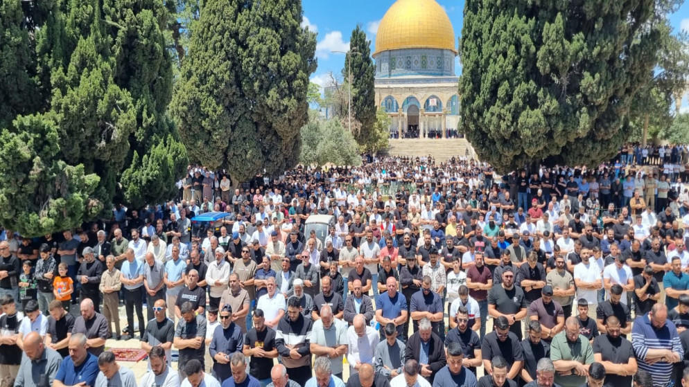عشرات الالاف يتحدون التضييق ويؤدون صلاة الجمعة في المسجد الاقصى