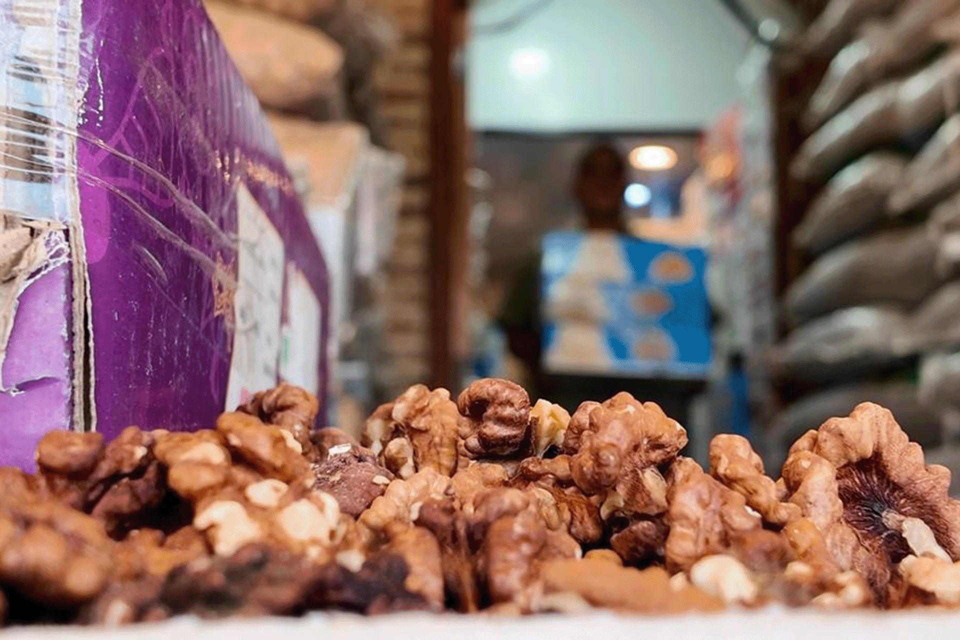 ازمة التضخم تضرب سوق الجوز في بازار طهران وتكبل القدرة الشرائية