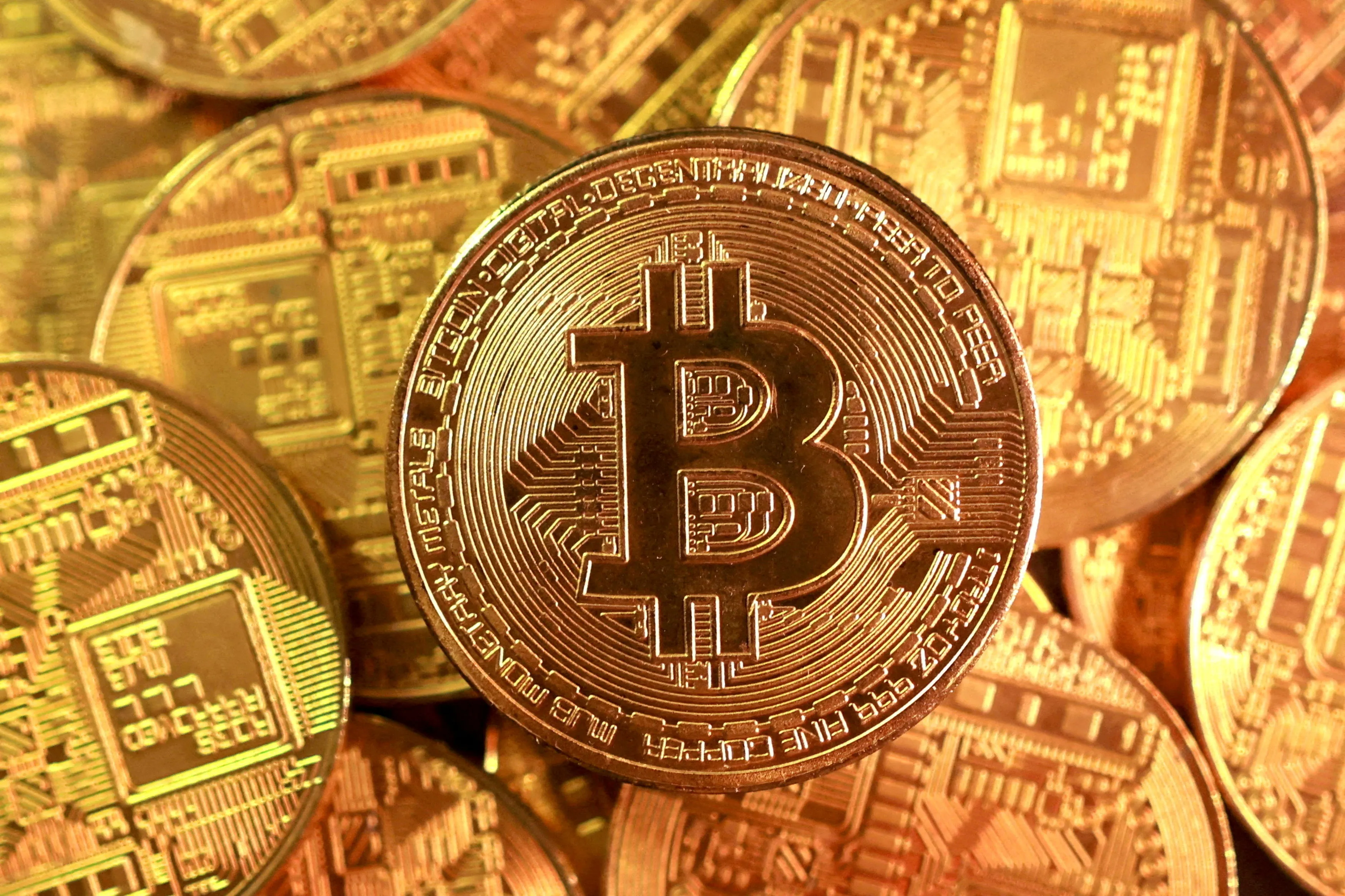 بيتكوين تواجه عقبات جديدة عند حاجز 80 الف دولار وسط تراجع الزخم الامريكي