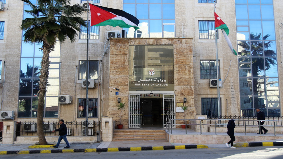 وزارة العمل تحسم الجدل حول حقوق معلمي المدارس الخاصة ورواتبهم