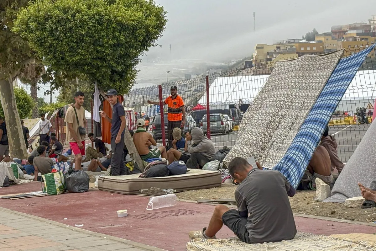 اسبانيا تحكم قبضتها على ميناء سبتة لاحتواء تدفق المهاجرين