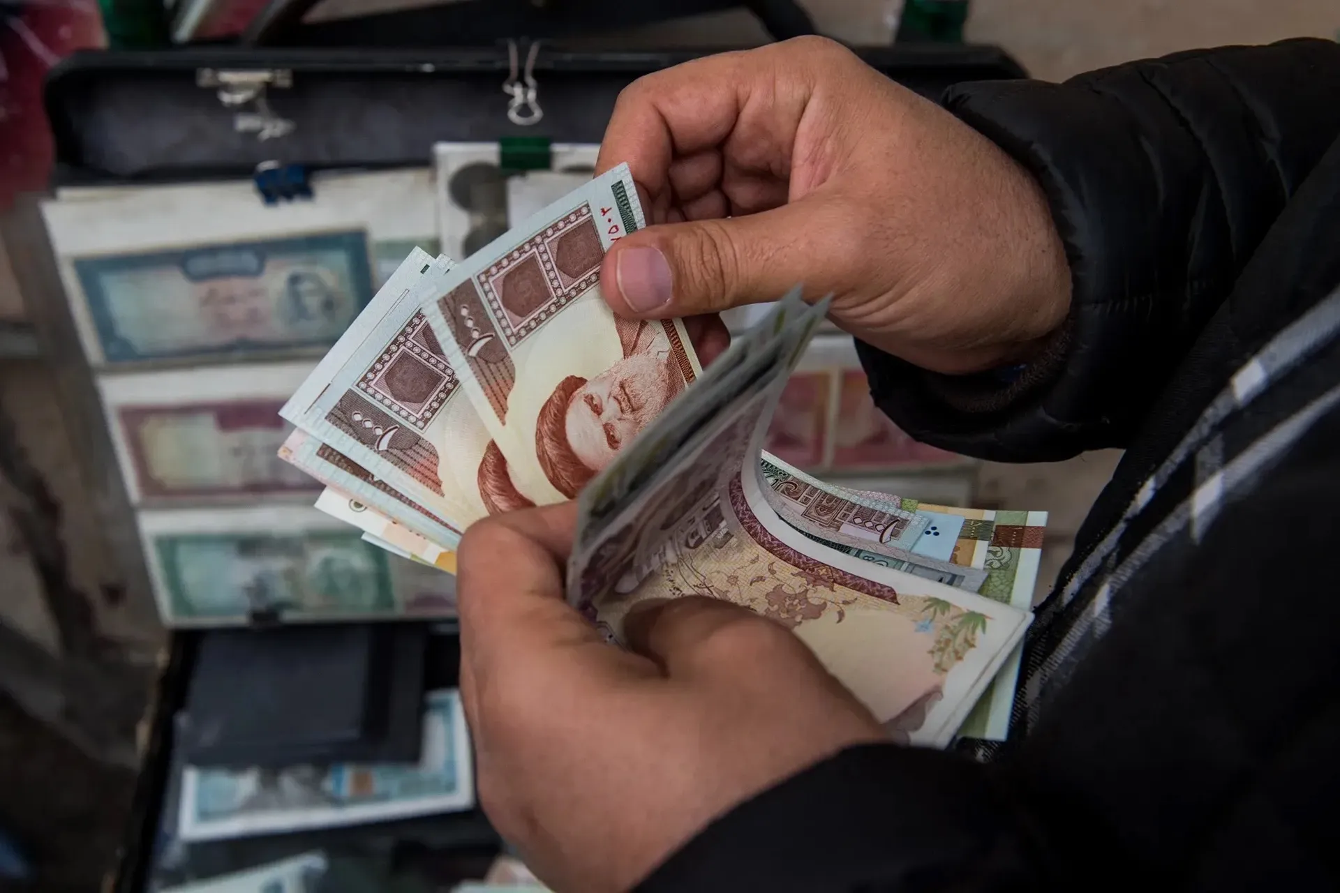 مواجهة الريال الايراني.. هل ينجح ضخ ملياري دولار في كبح جماح الدولار؟