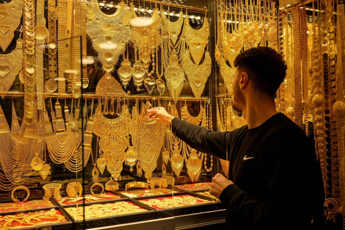 الذهب يصعد مع تراجع الدولار وترقب بيانات التضخم الامريكية