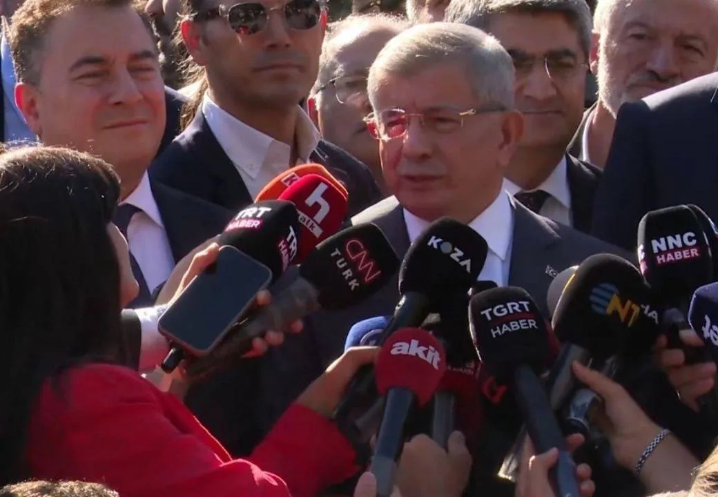 ملاحقة قضائية لداود اوغلو بسبب انتقاد اردوغان وتطورات المشهد السياسي التركي