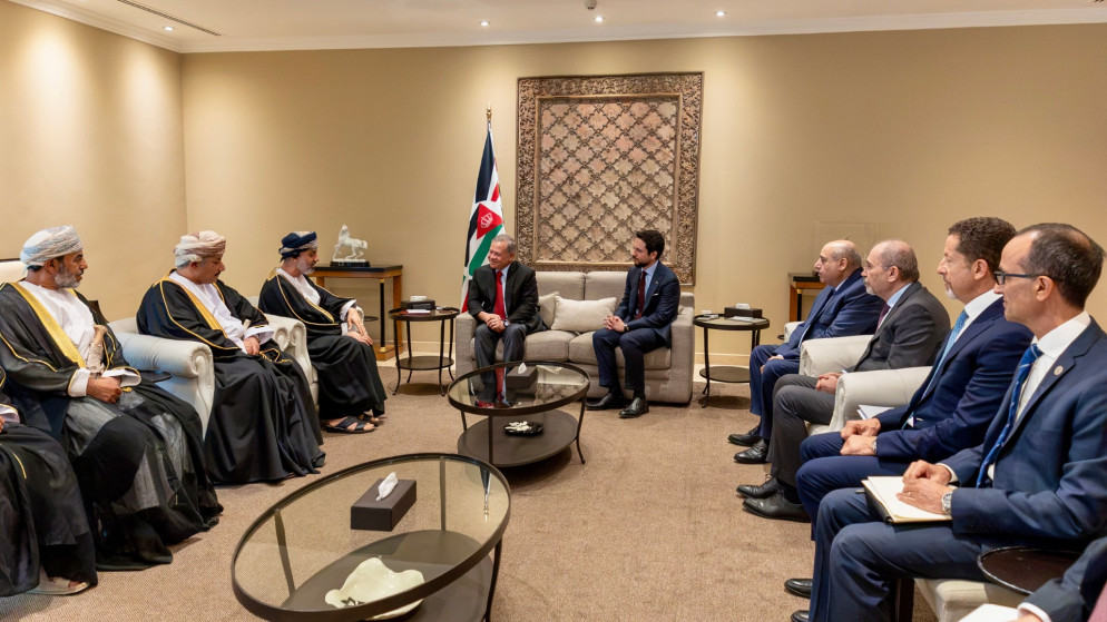 الملك يؤكد عمق العلاقات مع سلطنة عمان خلال استقباله رئيس مجلس الشورى العماني
