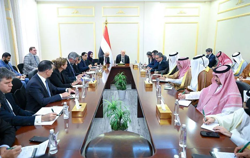 العليمي يحمل الحوثيين مسؤولية التصعيد ويطالب المجتمع الدولي بموقف حازم