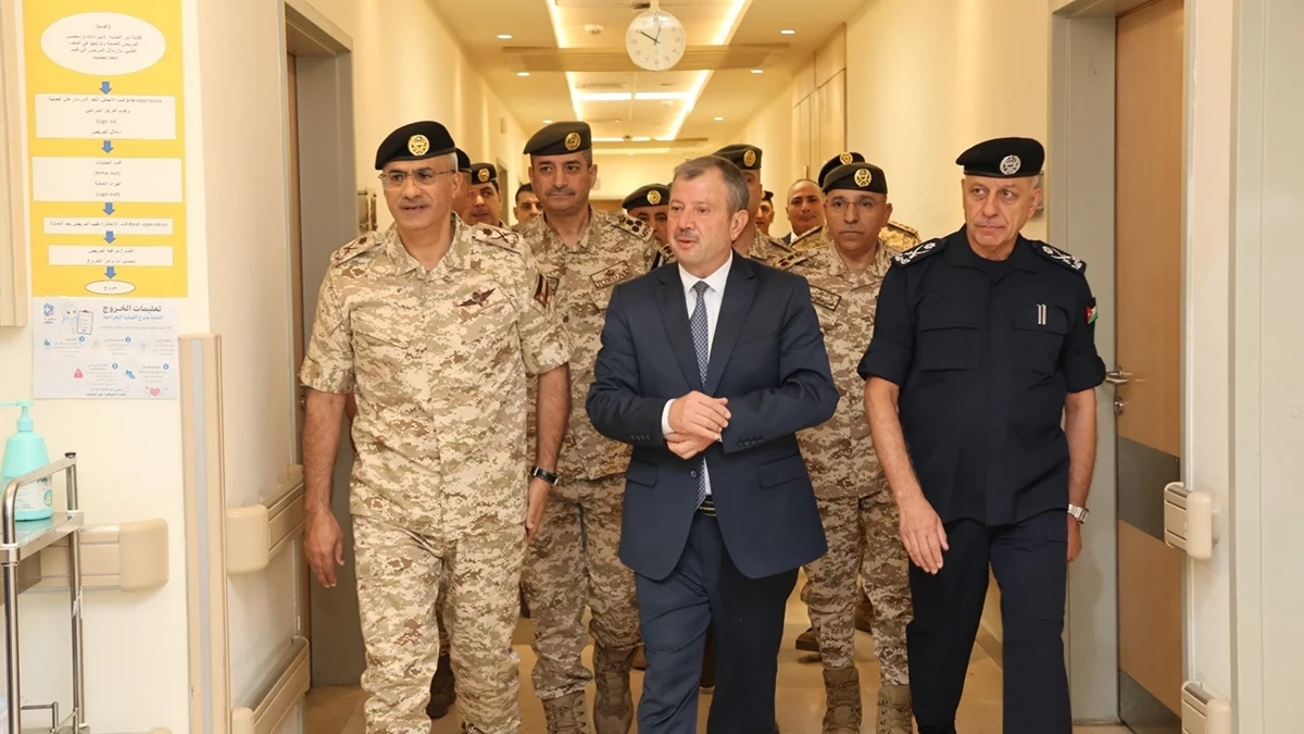 رئيس هيئة الاركان وقادة الاجهزة الامنية يطمئنون على مصابي حادث خدمة العلم ويواسون ذوي الضحايا