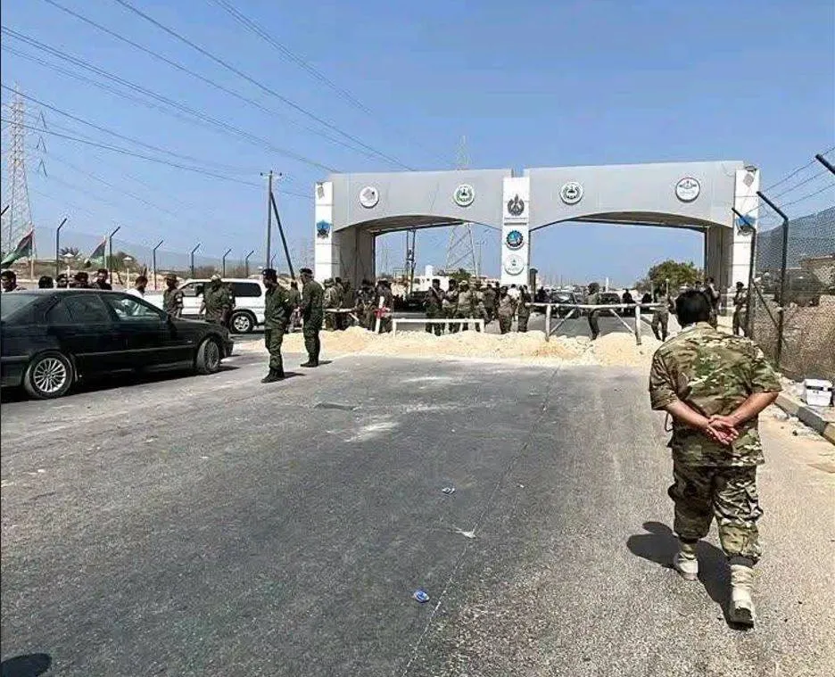 تصعيد في مصفاة الزاوية: حرس المنشات النفطية يغلقون البوابة للمطالبة بزيادة الرواتب