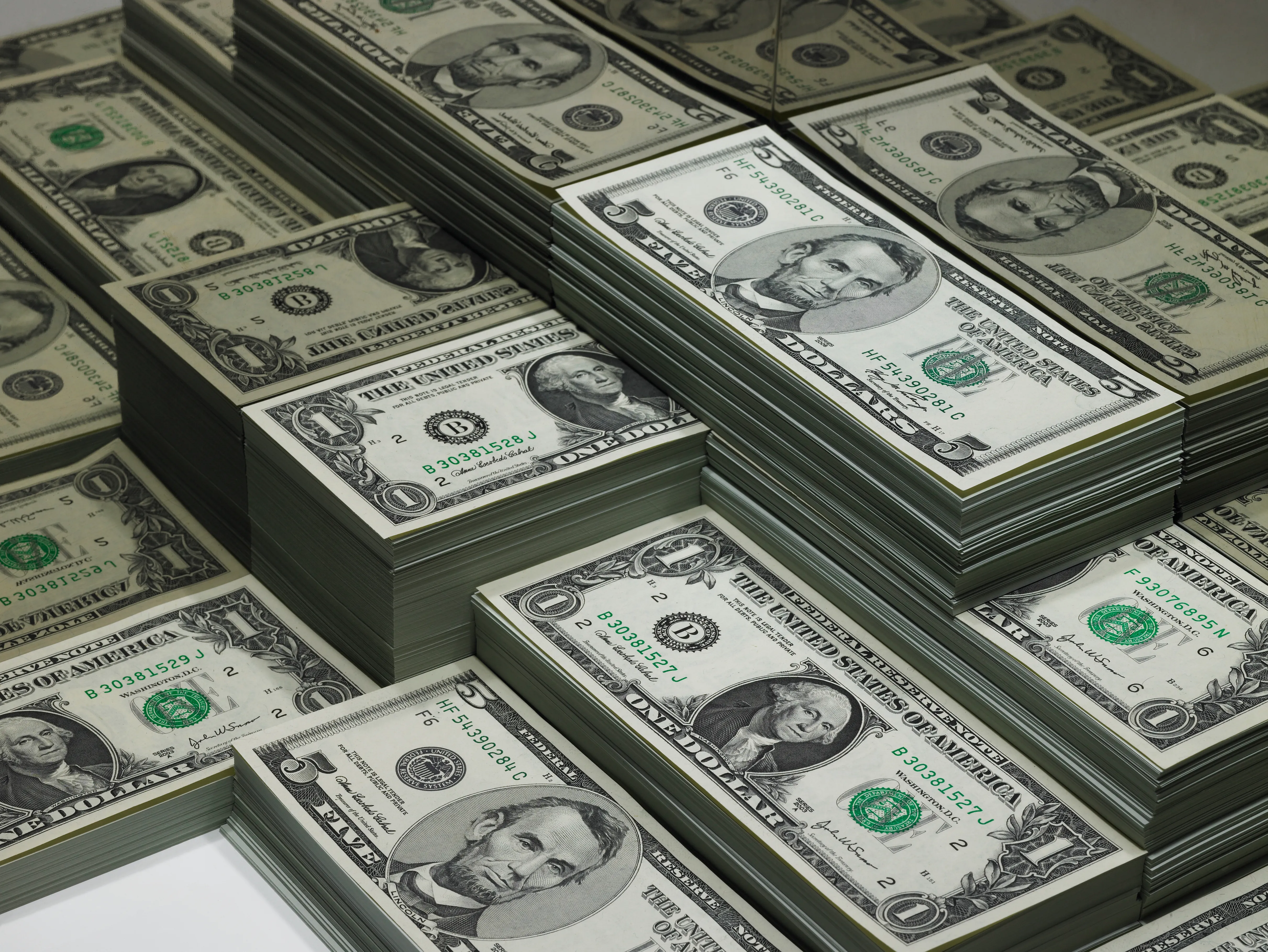 عائد السندات الامريكية يكسر حاجز 5 بالمئة وسط مخاوف تضخمية