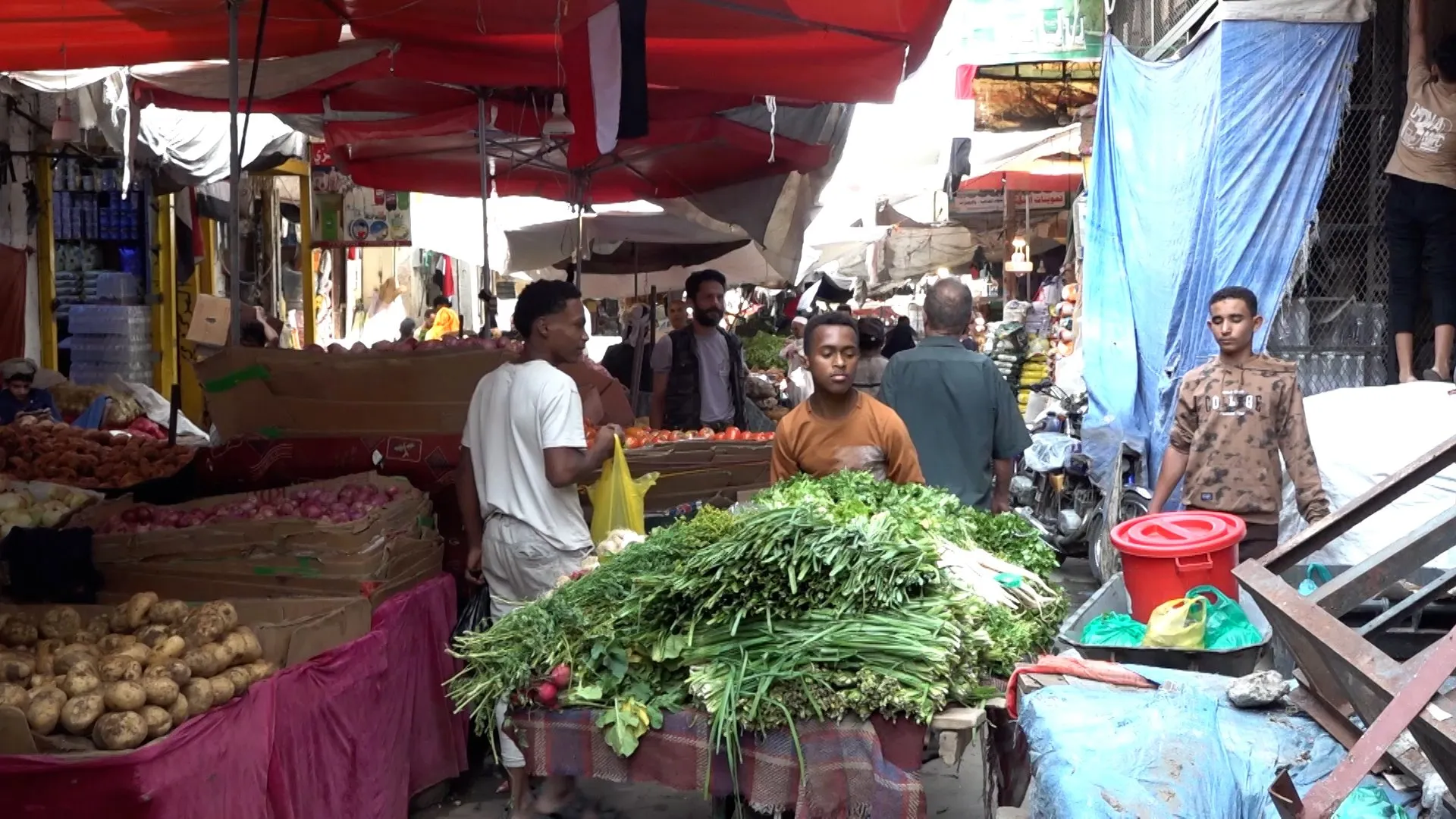 ازمة معيشة خانقة في تعز.. كيف تلتهم الحرب جيوب المواطنين؟