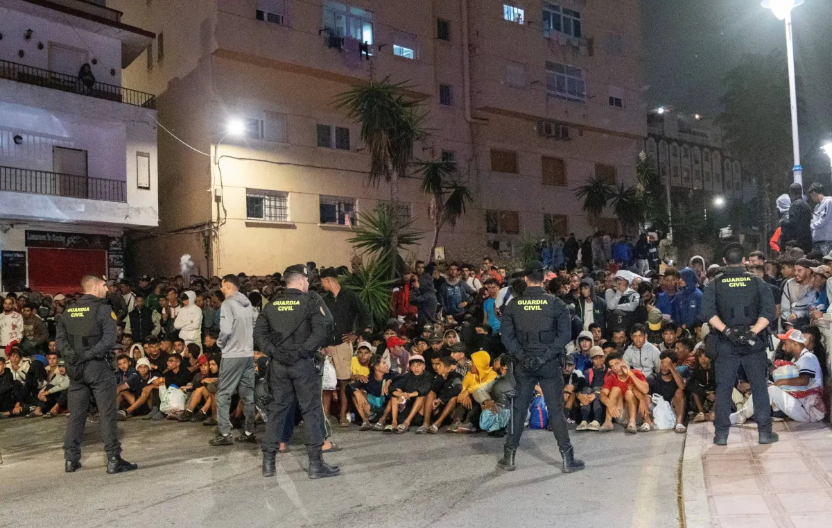 اسبانيا تحرك المهاجرين في سبتة وسط غضب شعبي واتهامات للحكومة بالفشل