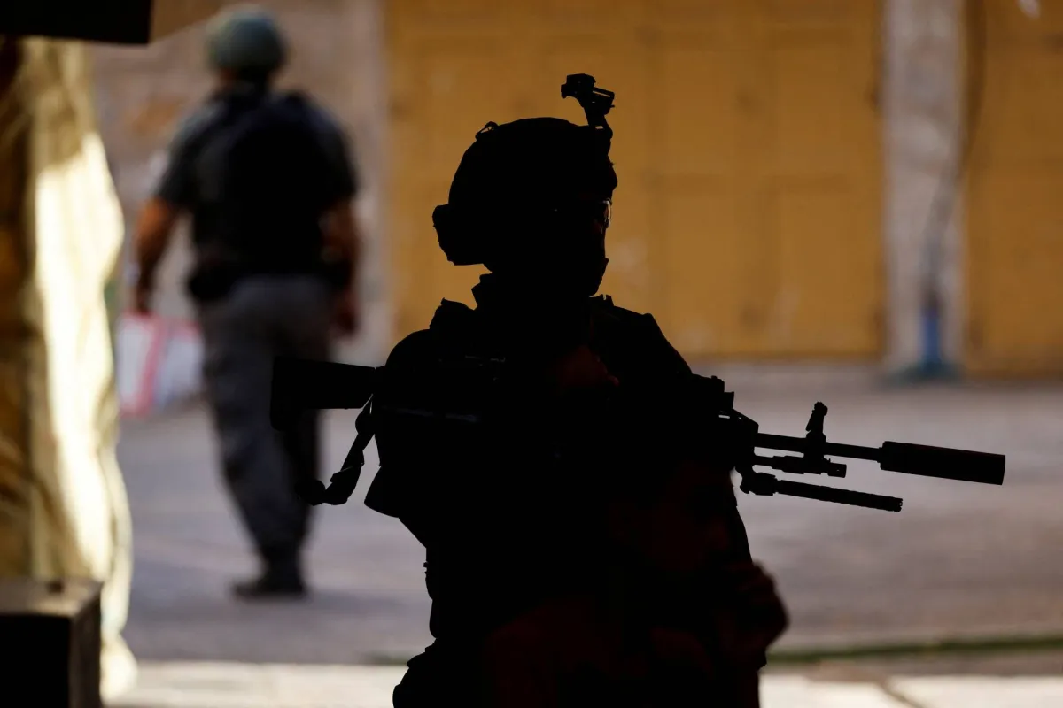 اسحاق هرتسوغ يمحو السجل الجنائي للجندي السابق ايلور عزريا
