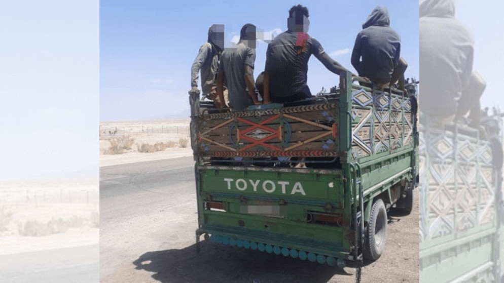 ضبط مركبة تقل 14 راكبا في صندوقها وتجاوزات مرورية خطيرة على الطرق الخارجية