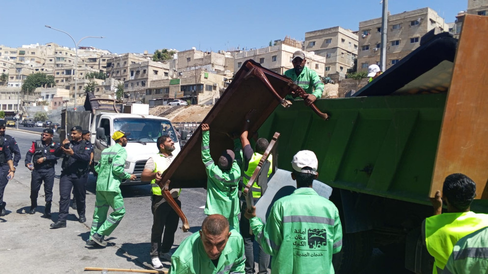 امانة عمان تشن حملة واسعة لتحرير الارصفة من التعديات والمواقف غير القانونية