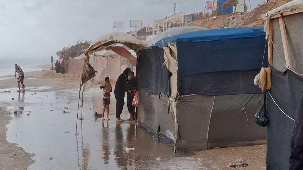 شتاء غزة القاسي يهدد النازحين في خيام مهترئة وسط تحذيرات من كارثة انسانية