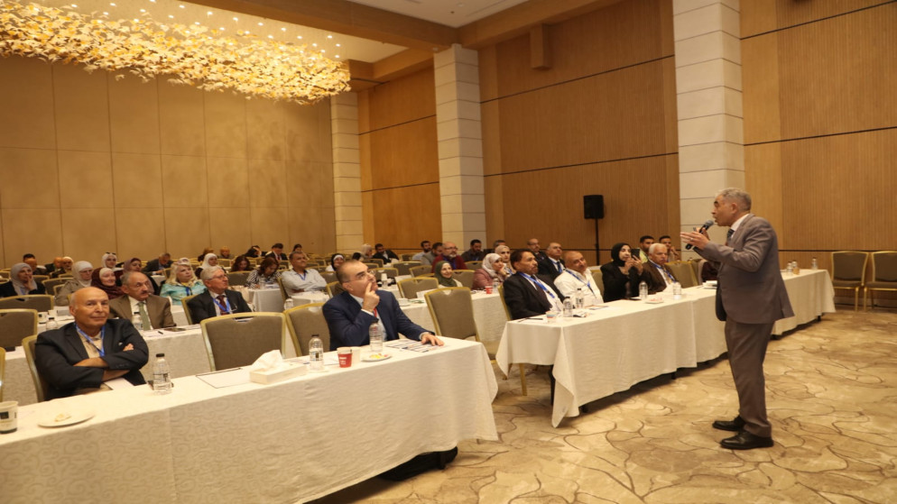 تحذيرات طبية صارمة من استبدال الادوية بالحميات الغذائية دون استشارة مختصين