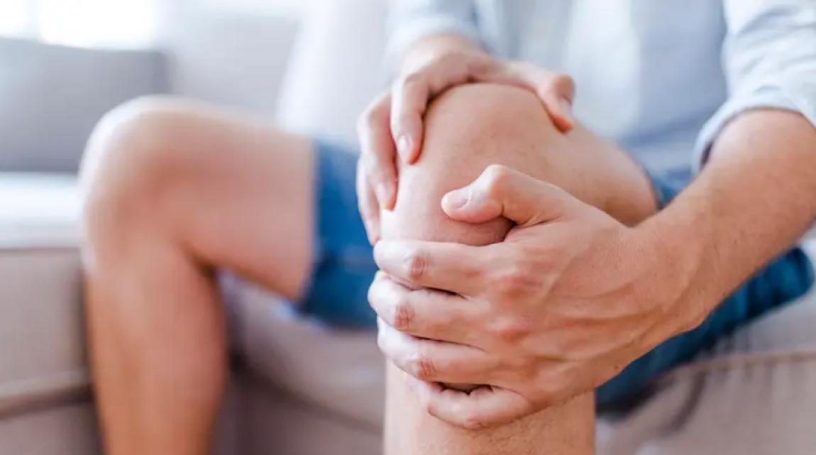 طقطقة الركبة .. هل هو إنذار مبكر لالتهاب المفاصل؟