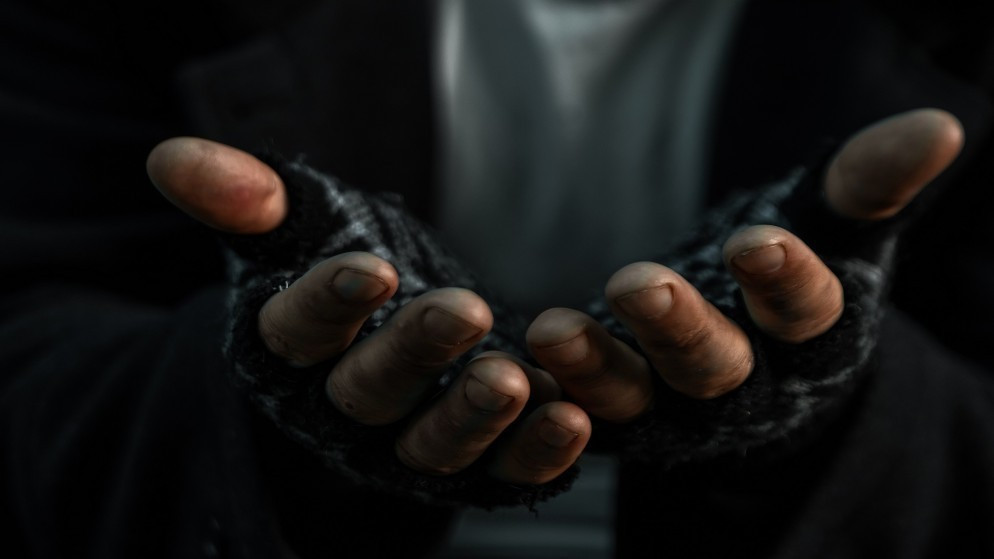 ضبط متسولة بحوزتها مبالغ مالية ضخمة في عمان