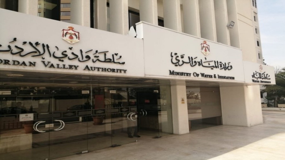 مداهمة امنية تطيح بشبكة تفريغ مياه صناعية عادمة جنوبي عمان