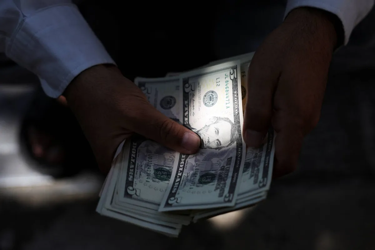 الدولار يلامس قمة شهرين وسط ترقب بيانات الفائدة الامريكية