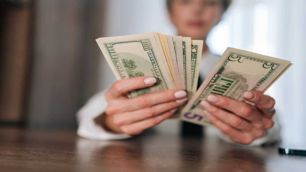 الدولار يواصل الصعود قرب اعلى مستوياته وسط ترقب بيانات اقتصادية حاسمة