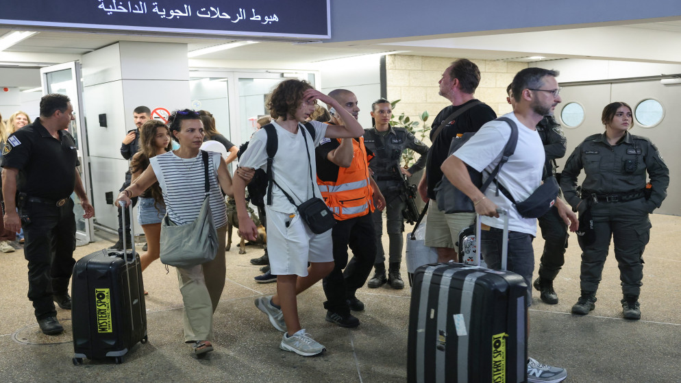 نتنياهو يستقبل ركاب رحلة فلاي دبي بعد حادثة طارئة في الاجواء