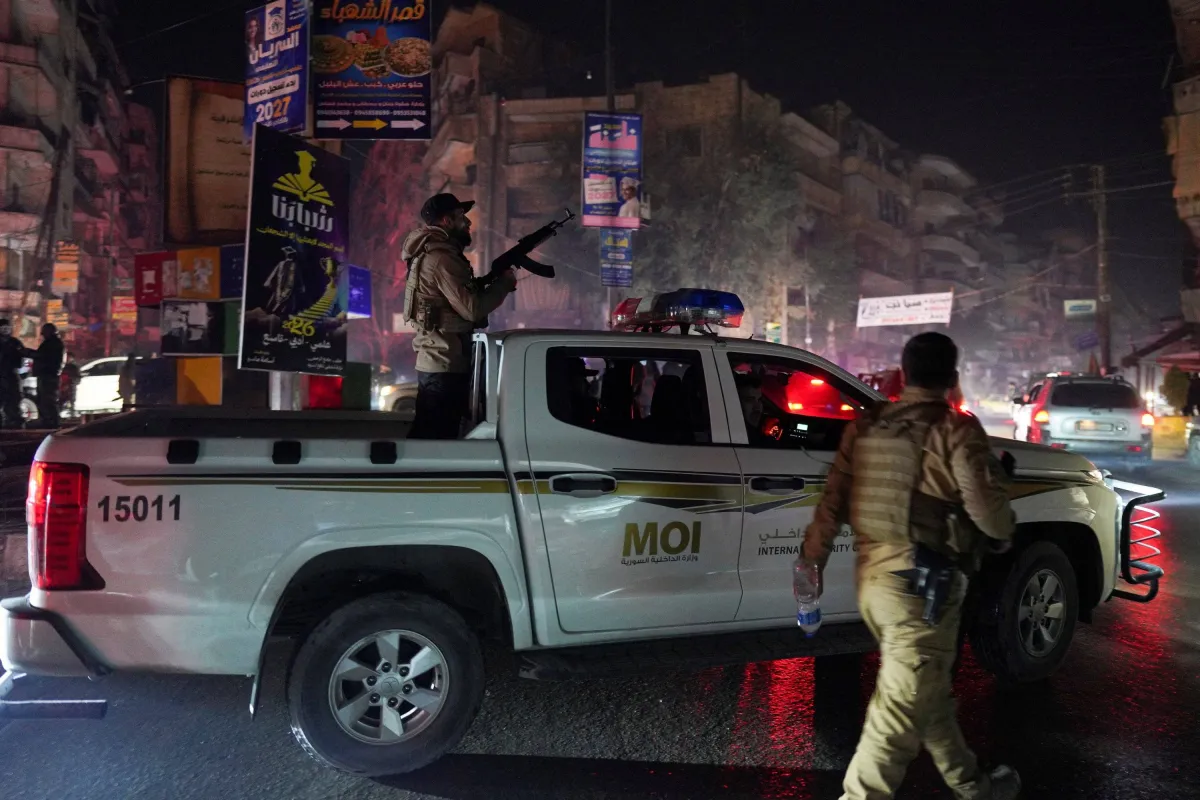 مقتل 5 اشخاص في هجوم مسلح يستهدف حافلة عمال كهرباء بحمص