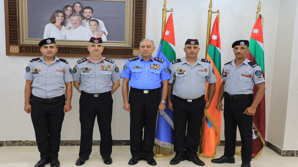 مدير الامن العام يكرم ابطال الغطس في العقبة لنجاح عملية جراحية نادرة