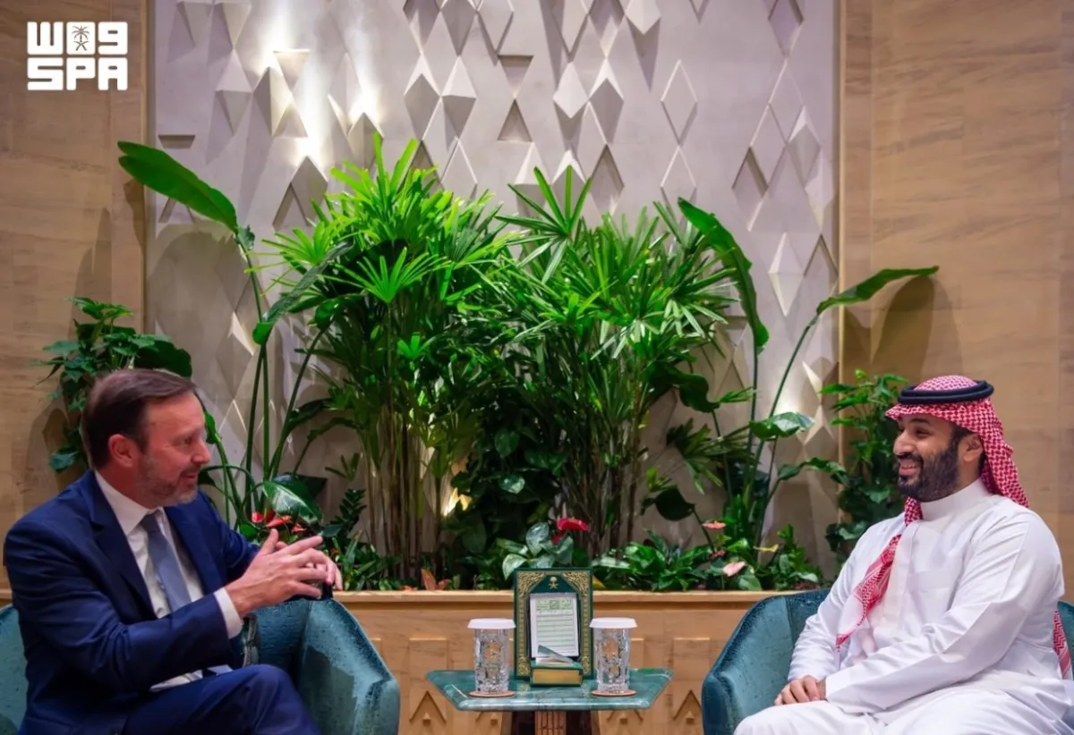 محمد بن سلمان يبحث مع السيناتور كريس مورفي تعزيز العلاقات الاستراتيجية وتطورات المنطقة