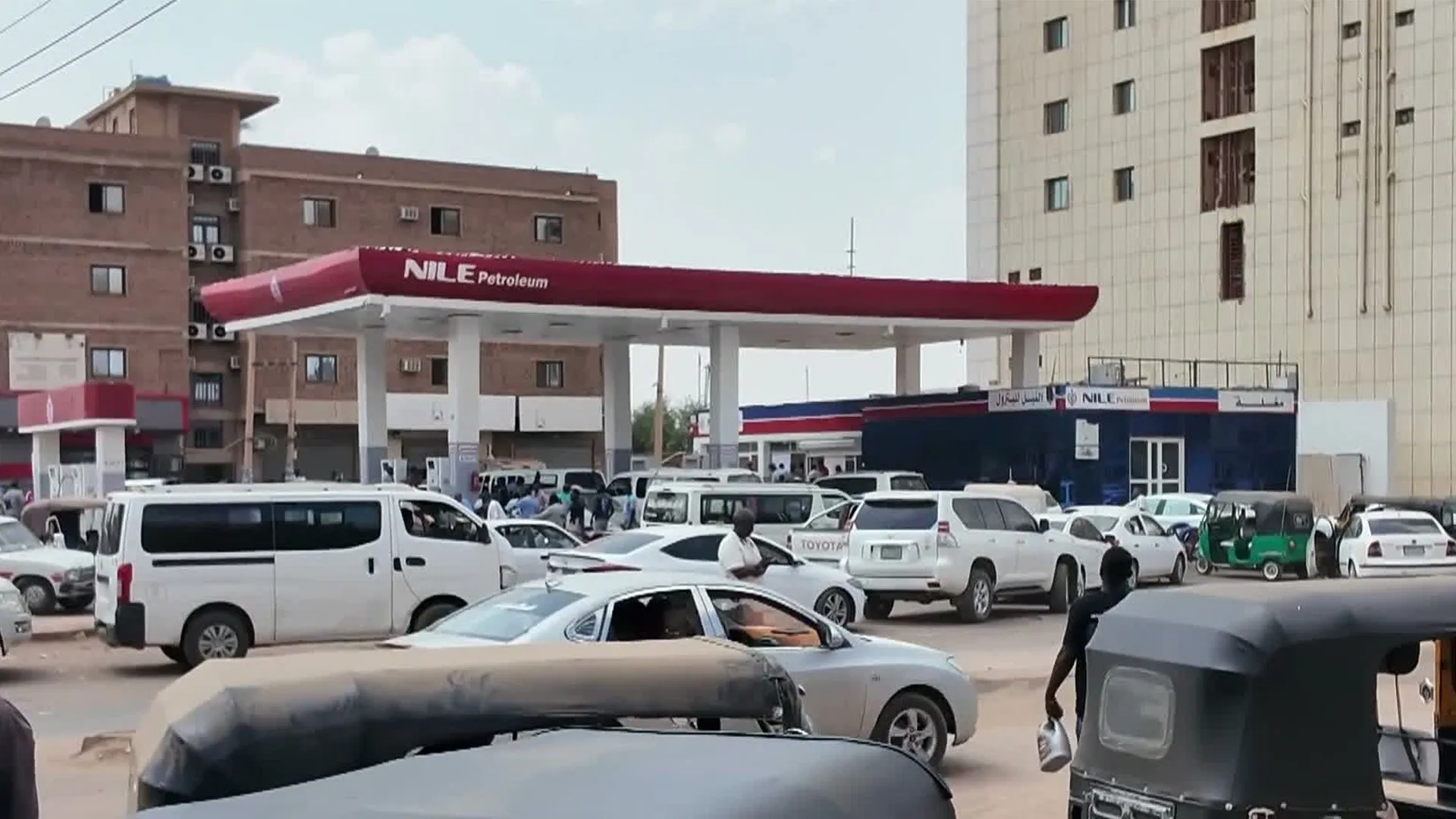 ازمة الوقود في الخرطوم تتفاقم والخيارات البحرية ترفع التكاليف