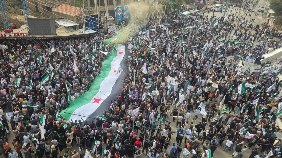 طوفان الحسكة.. حشود شعبية ترفع العلم السوري وتطالب بسيادة الدولة