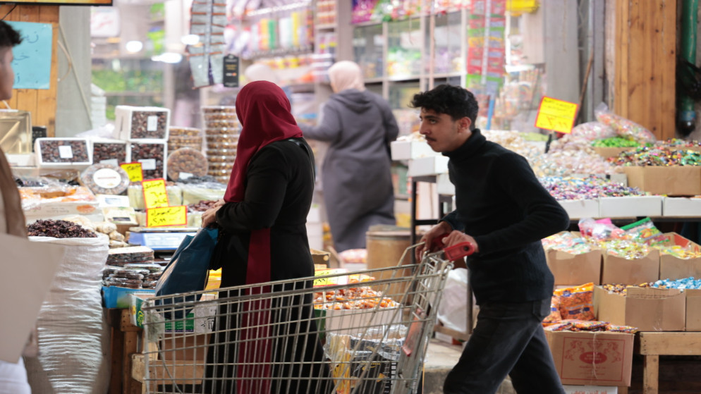 استطلاع يكشف تقييم الراي العام لاداء الحكومة في ضبط اسعار السلع والوضع الاقتصادي