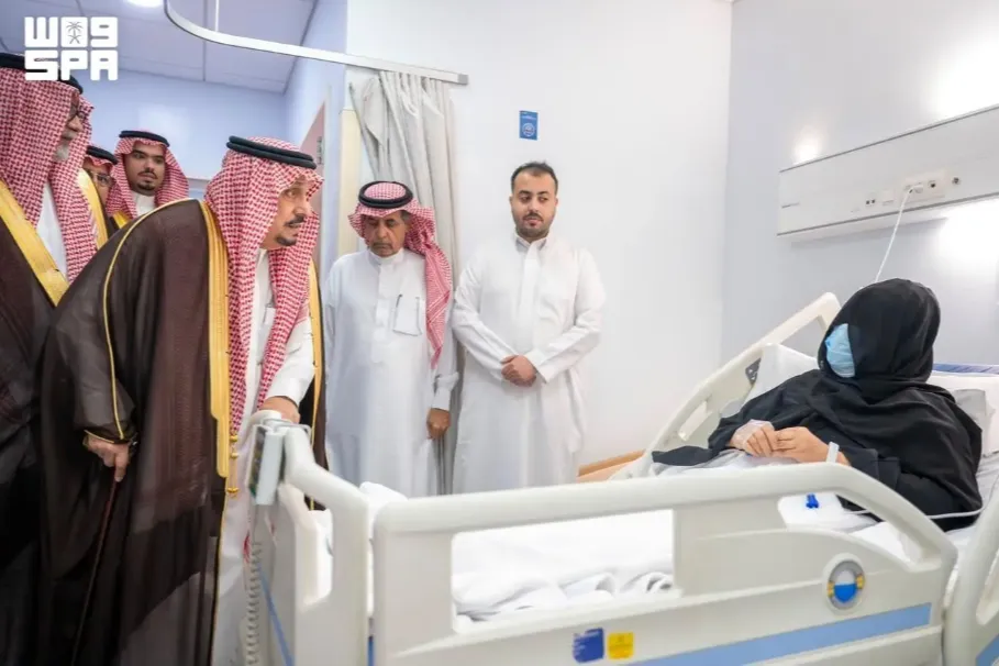 امير الرياض يطمئن على مصابي الاعتداءات الحوثية ويؤكد دعم القيادة الكامل