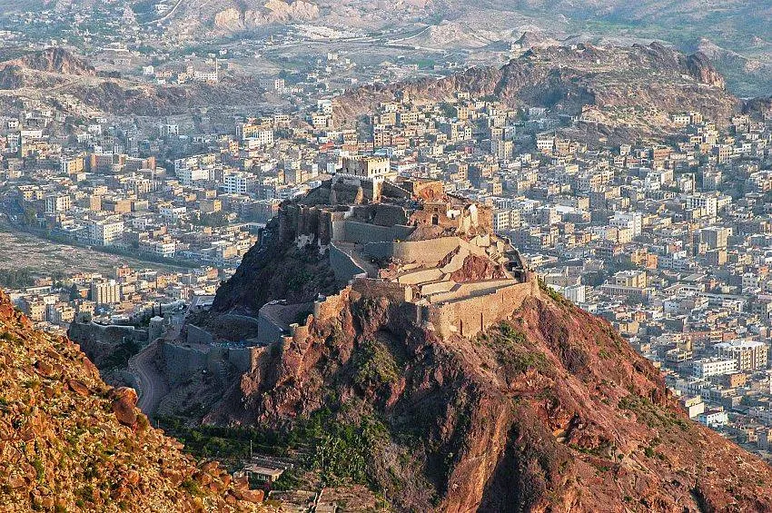 تصعيد حوثي دام في تعز واستهداف مباشر للمدنيين والمرافق الصحية