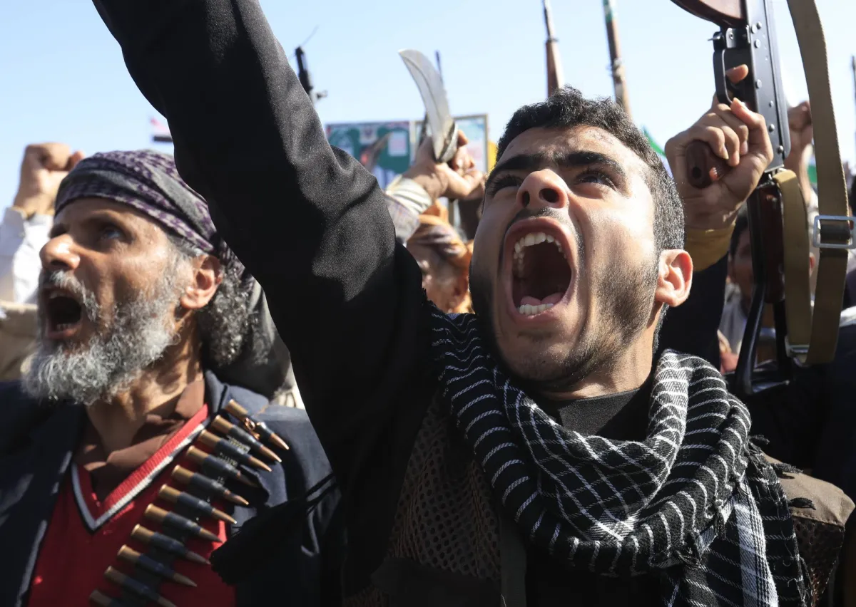 صراع الامدادات العسكرية يفجر انقسامات حادة داخل صفوف الحوثيين