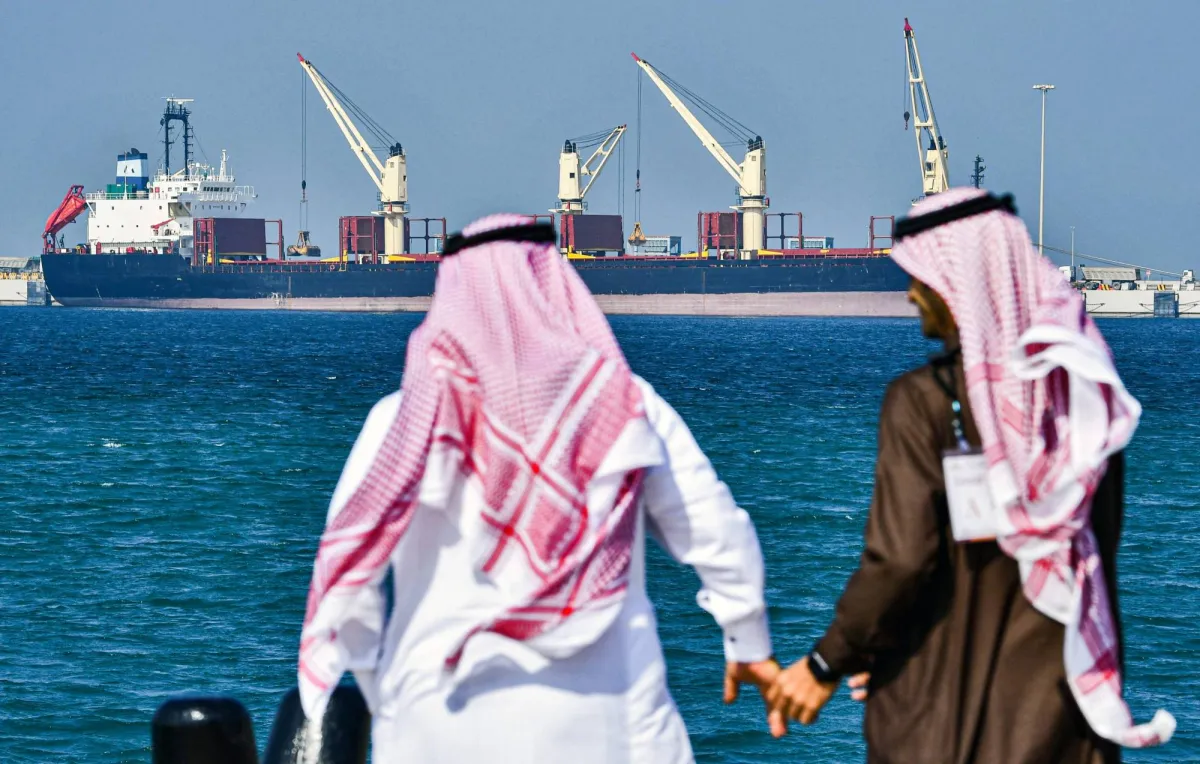 السعودية تقود قفزة انتاج اوبك بلس وسط تحديات اسواق النفط العالمية