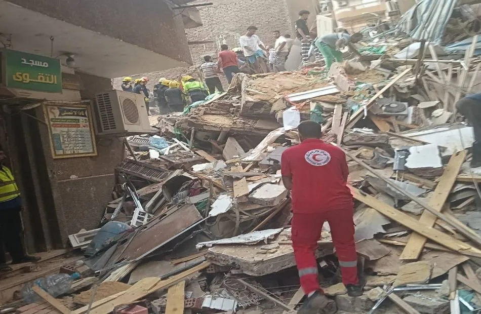 فاجعة في حدائق القبة: انهيار عقار سكني يسفر عن ضحايا ومصابين