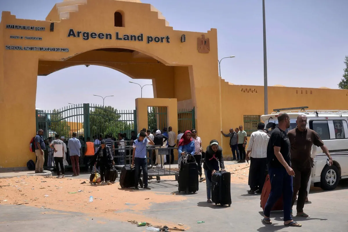 مخاوف امنية تدفع سائقي النقل المصريين لتعليق رحلاتهم الى السودان