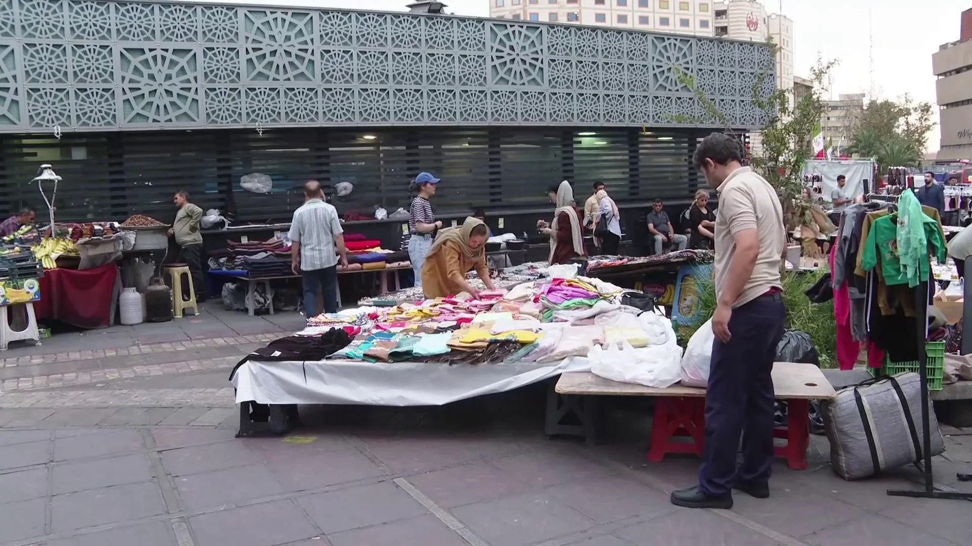 تاكل الطبقة الوسطى في ايران تحت وطاة الغلاء وارتفاع التضخم