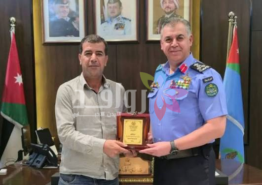 عثر على ذهب ومال وسلمهما للمركز.. الأمن يكرم المواطن العمايرة
