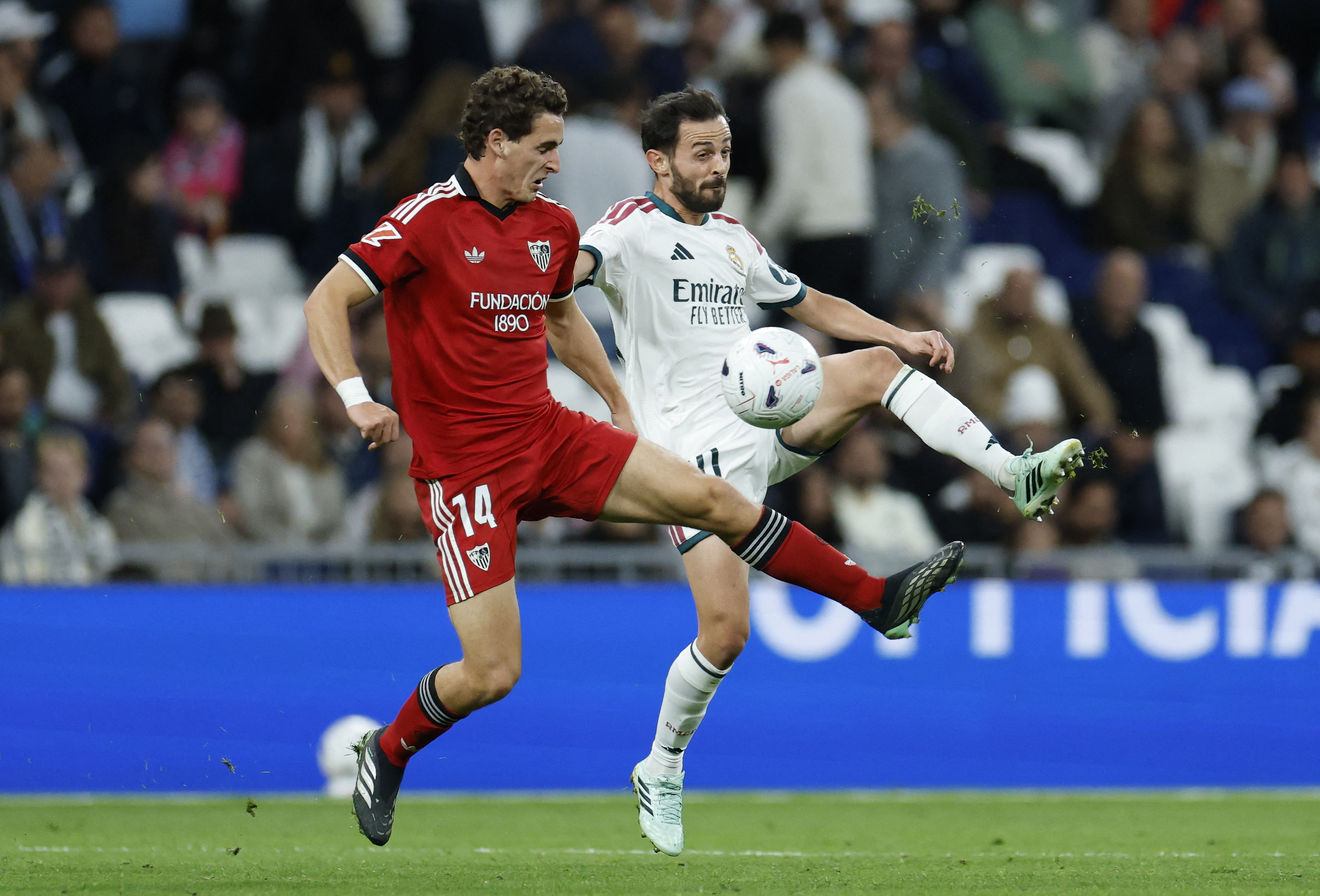 ريال مدريد يكتسح اشبيلية برباعية ويشعل المنافسة قبل الكلاسيكو