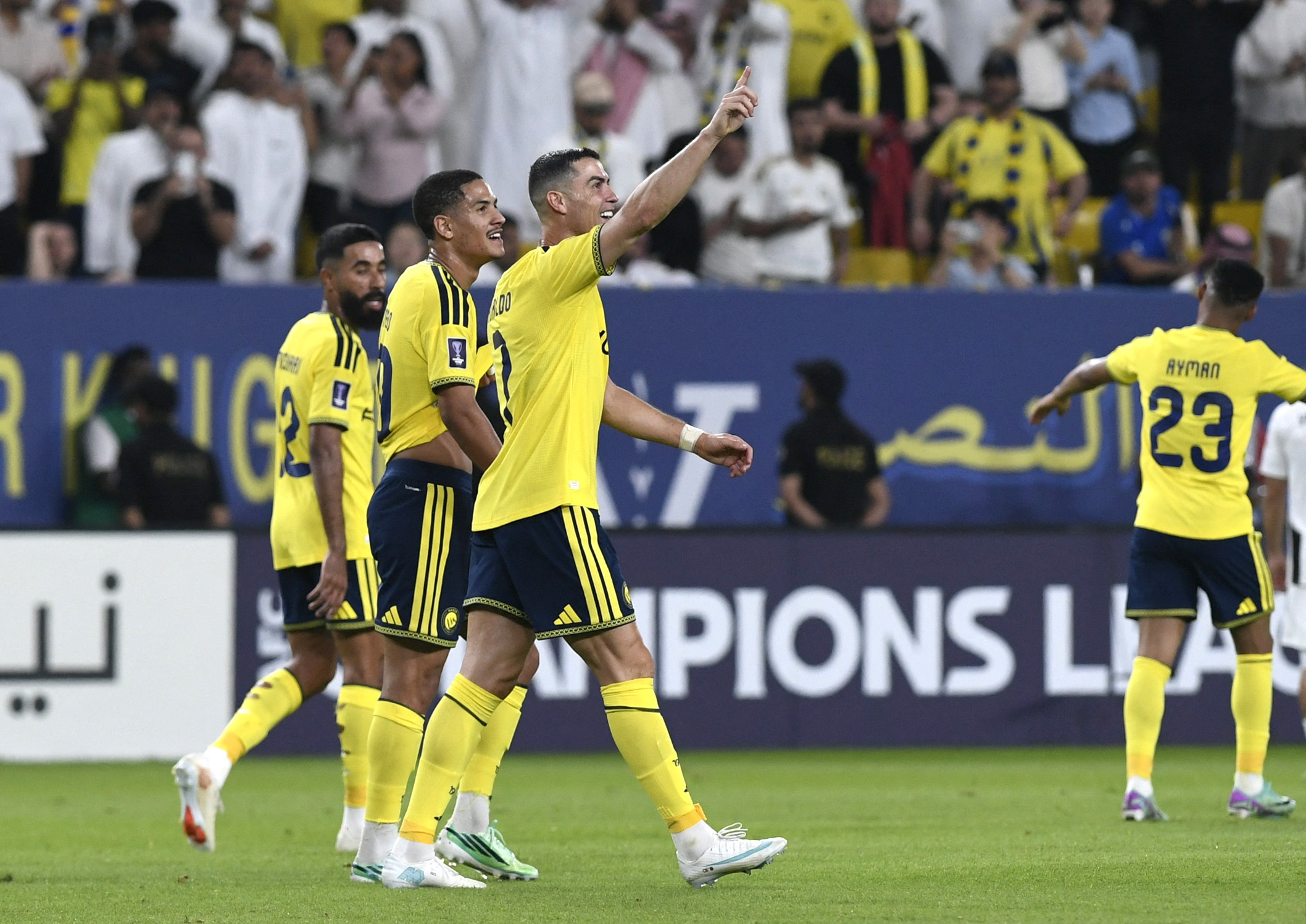 كريستيانو رونالدو يتربع على عرش الرياضيين الاعلى دخلا في العالم