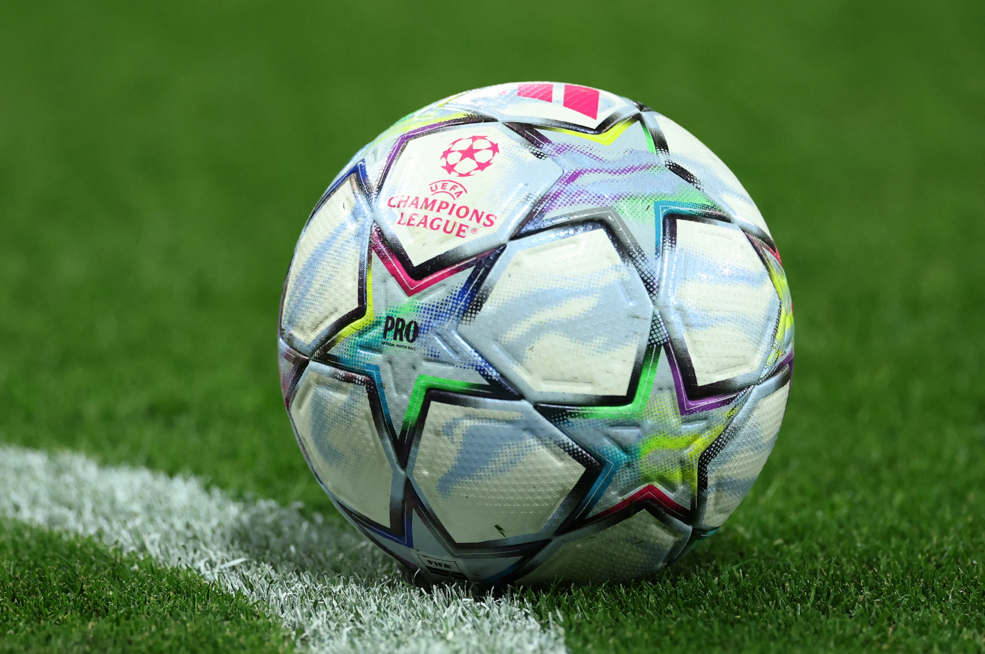 قمم نارية في دوري ابطال اوروبا: صراع العمالقة بين باريس وبرشلونة وبايرن وارسنال
