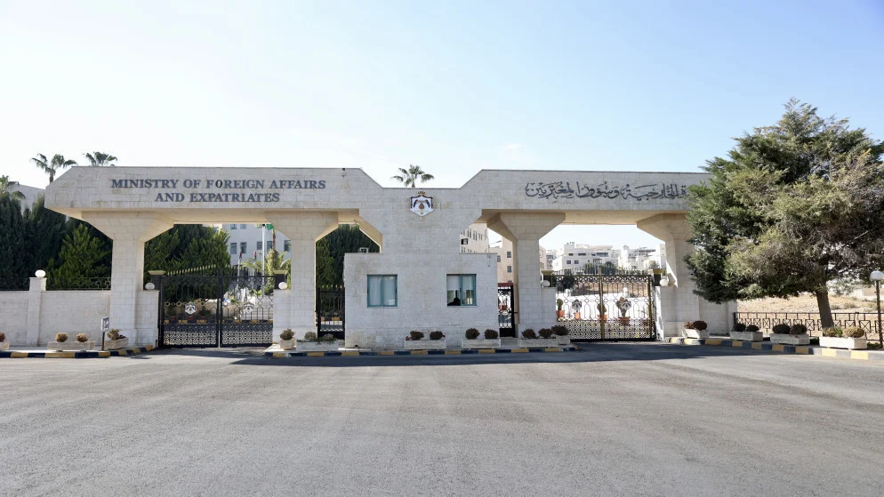 الصفدي يطمئن على مواطنتين اردنيتين اصيبتا في هجوم مطار الملك خالد