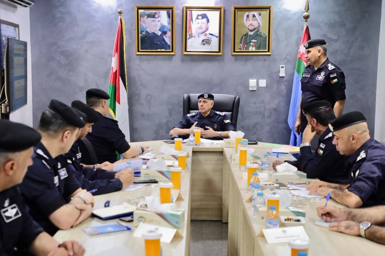 مدير الامن العام يوجه بتحديث الخطط الامنية وتعزيز الجاهزية في اقليم الجنوب