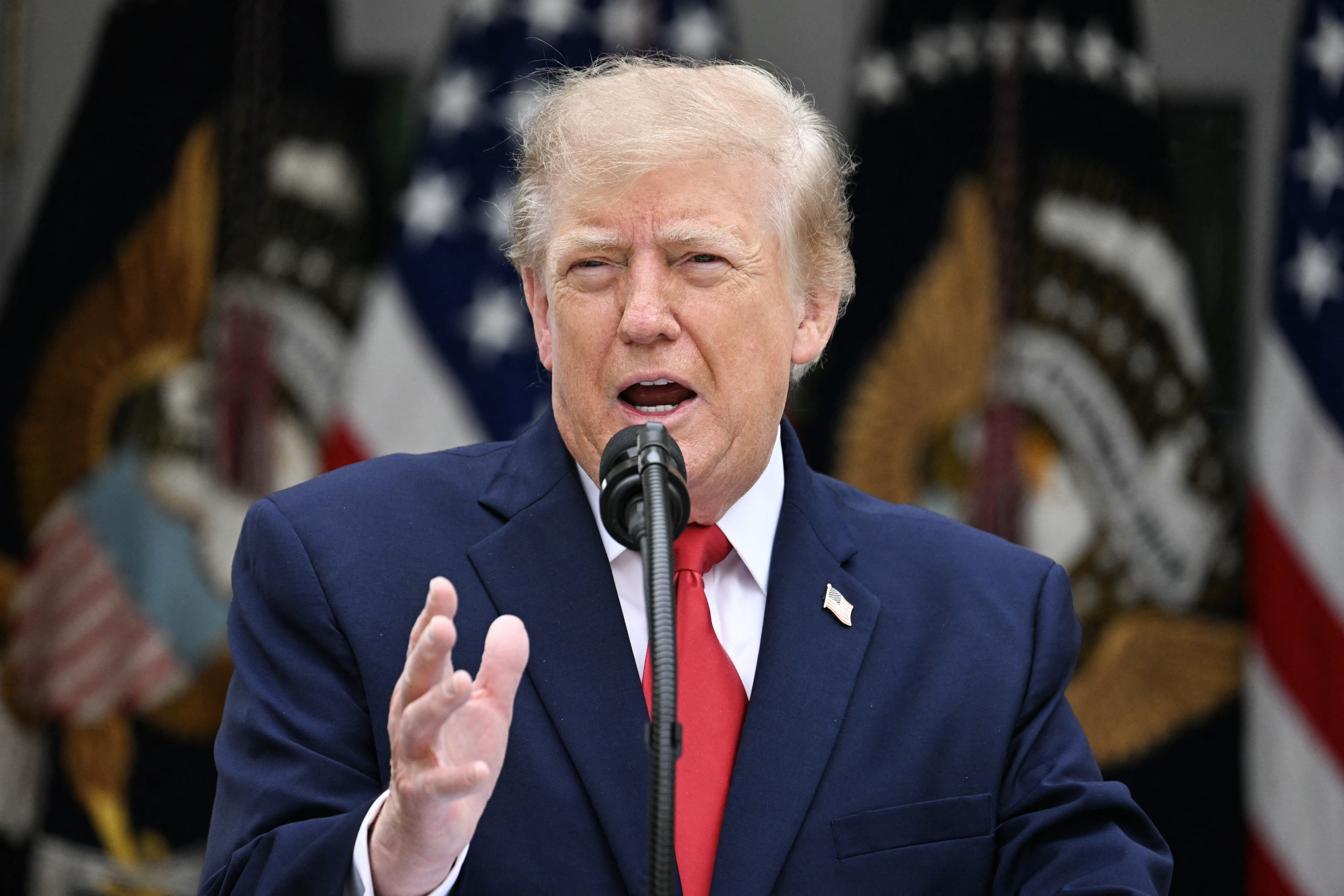 ترامب يتهم ايران بالتلاعب باسعار النفط والوقود قبل الانتخابات