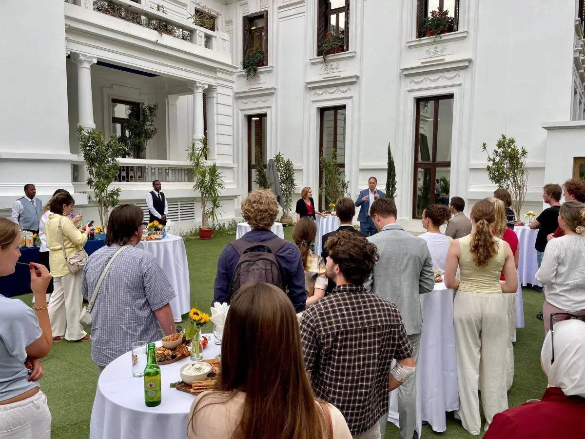 تعليق عمل السفارة الهولندية في القاهرة بسبب التوترات والاحتجاجات