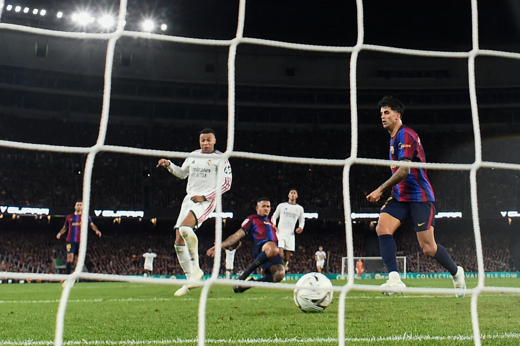 مبابي يزلزل الكلاسيكو ويقود ريال مدريد لاسقاط برشلونة
