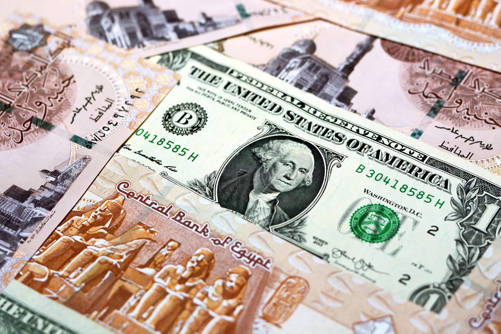 انهيار قياسي للجنيه المصري امام الدولار وتراجع حاد في البورصة